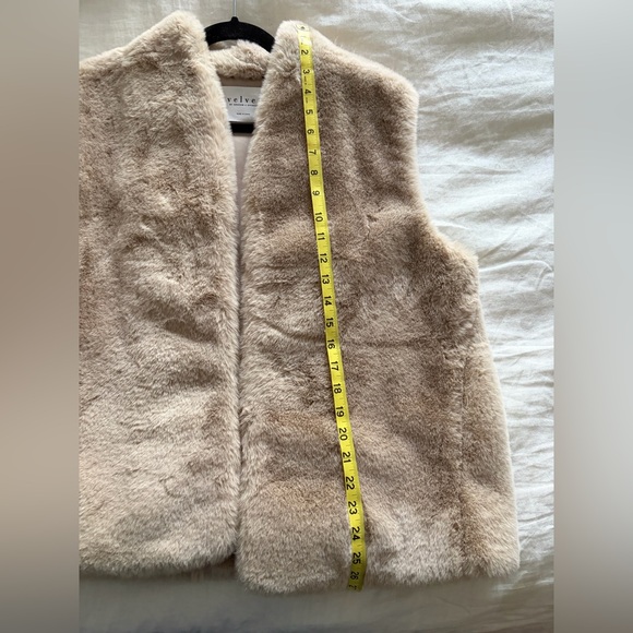 Fabulous faux fur vest with pockets!  The perfect fall/winter layer! - Picture 4 of 7